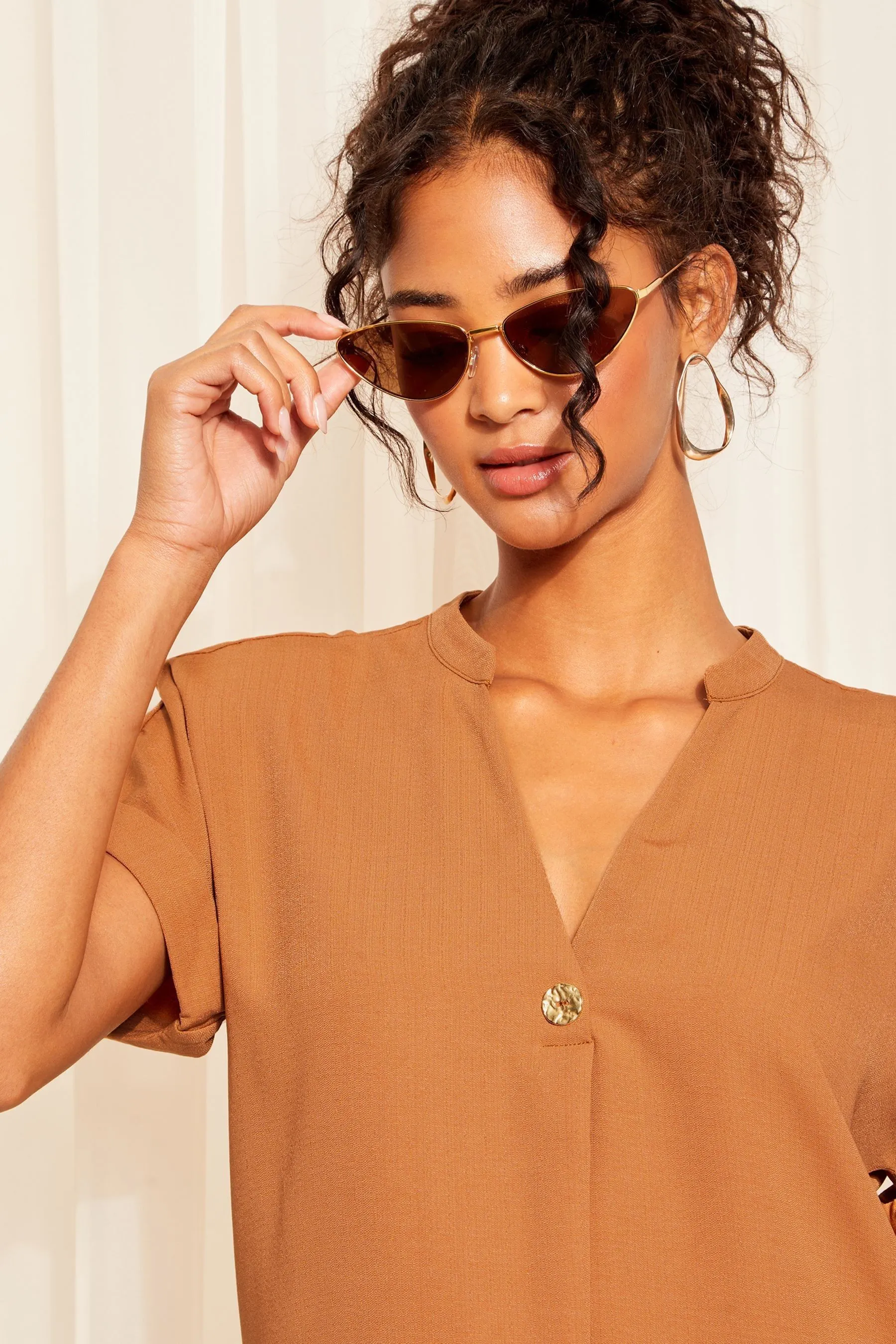 Blusa Friends Like These Scollo a V Manica con risvolto con bottoni    