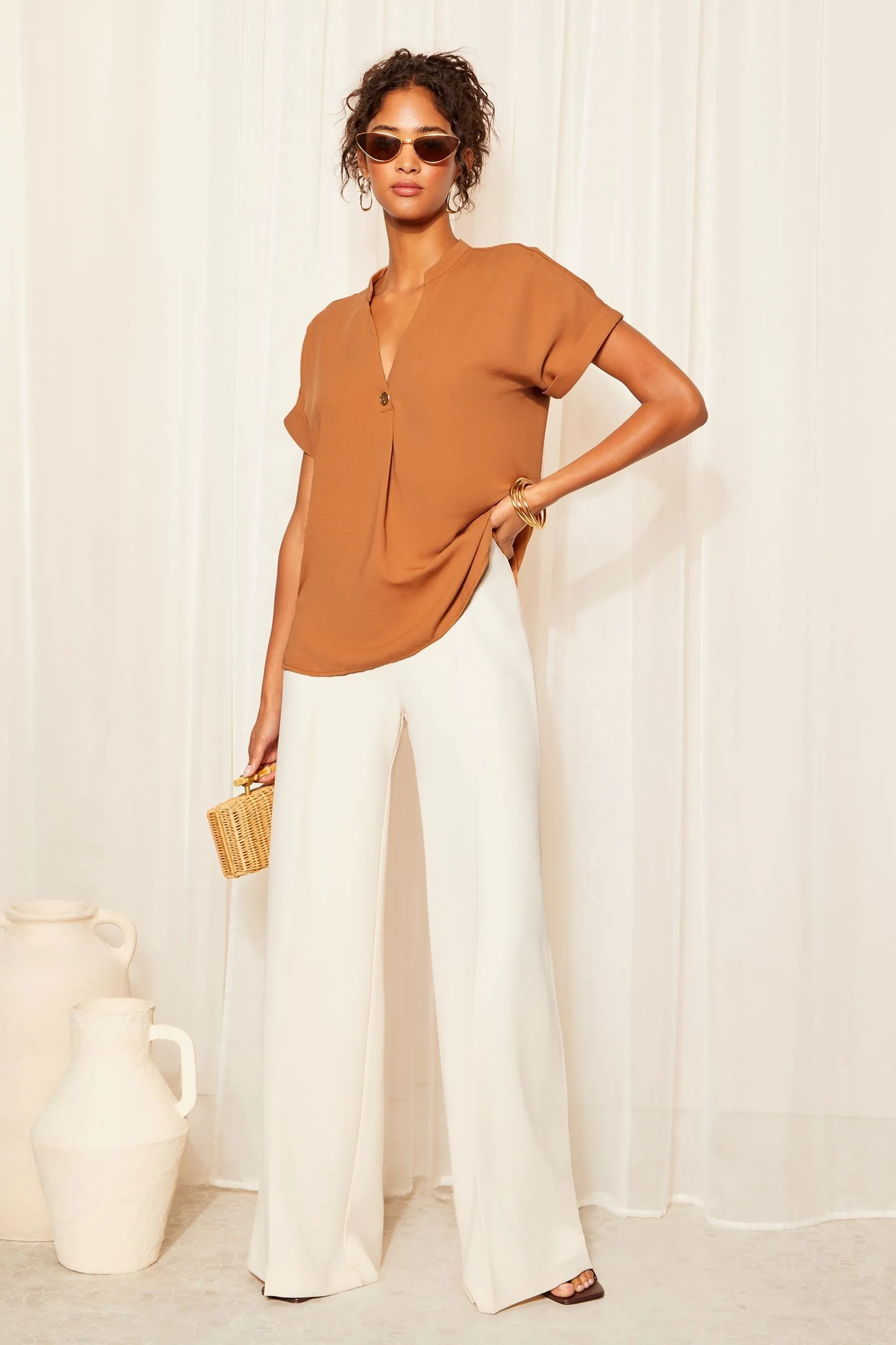Blusa Friends Like These Scollo a V Manica con risvolto con bottoni    