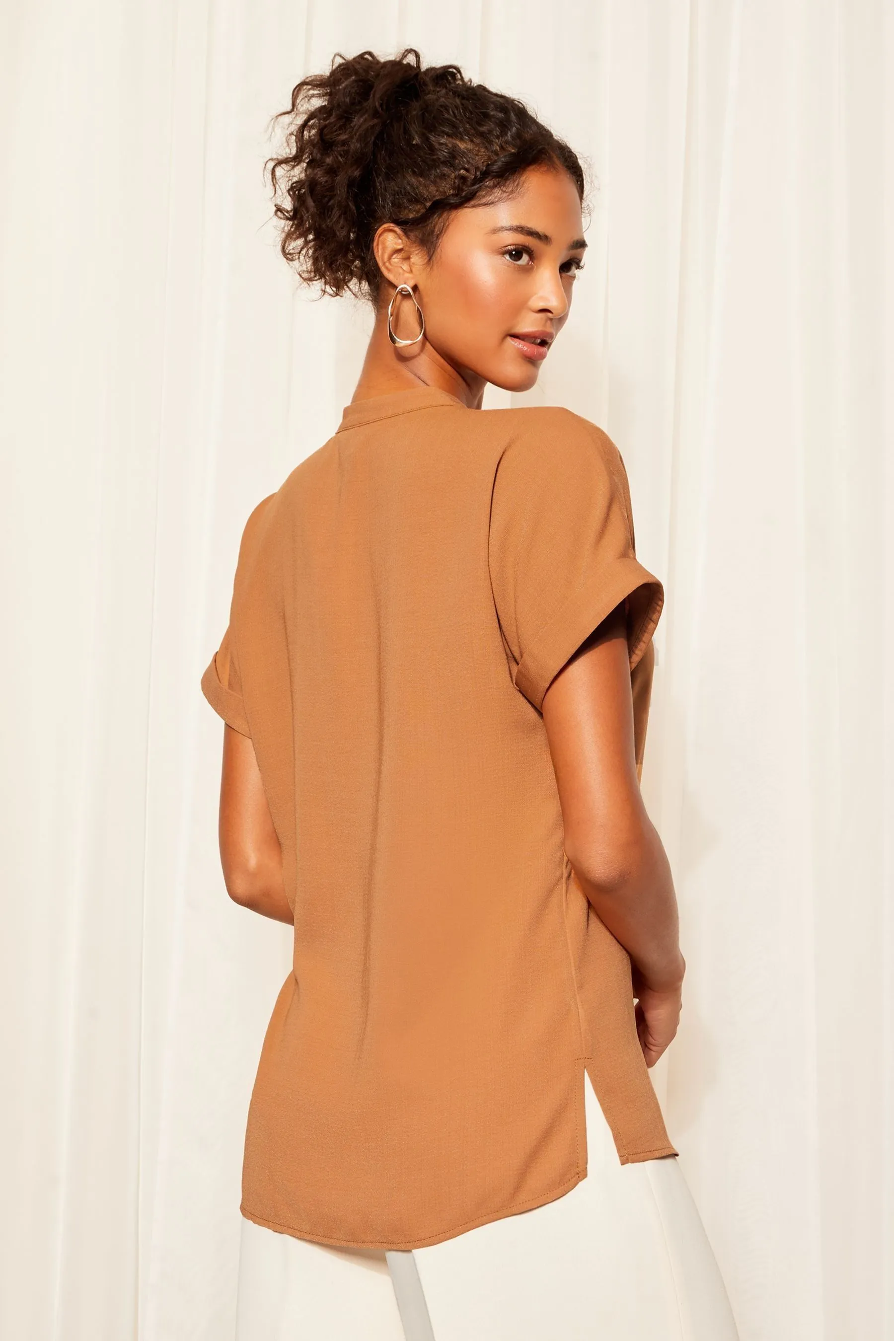 Blusa Friends Like These Scollo a V Manica con risvolto con bottoni    