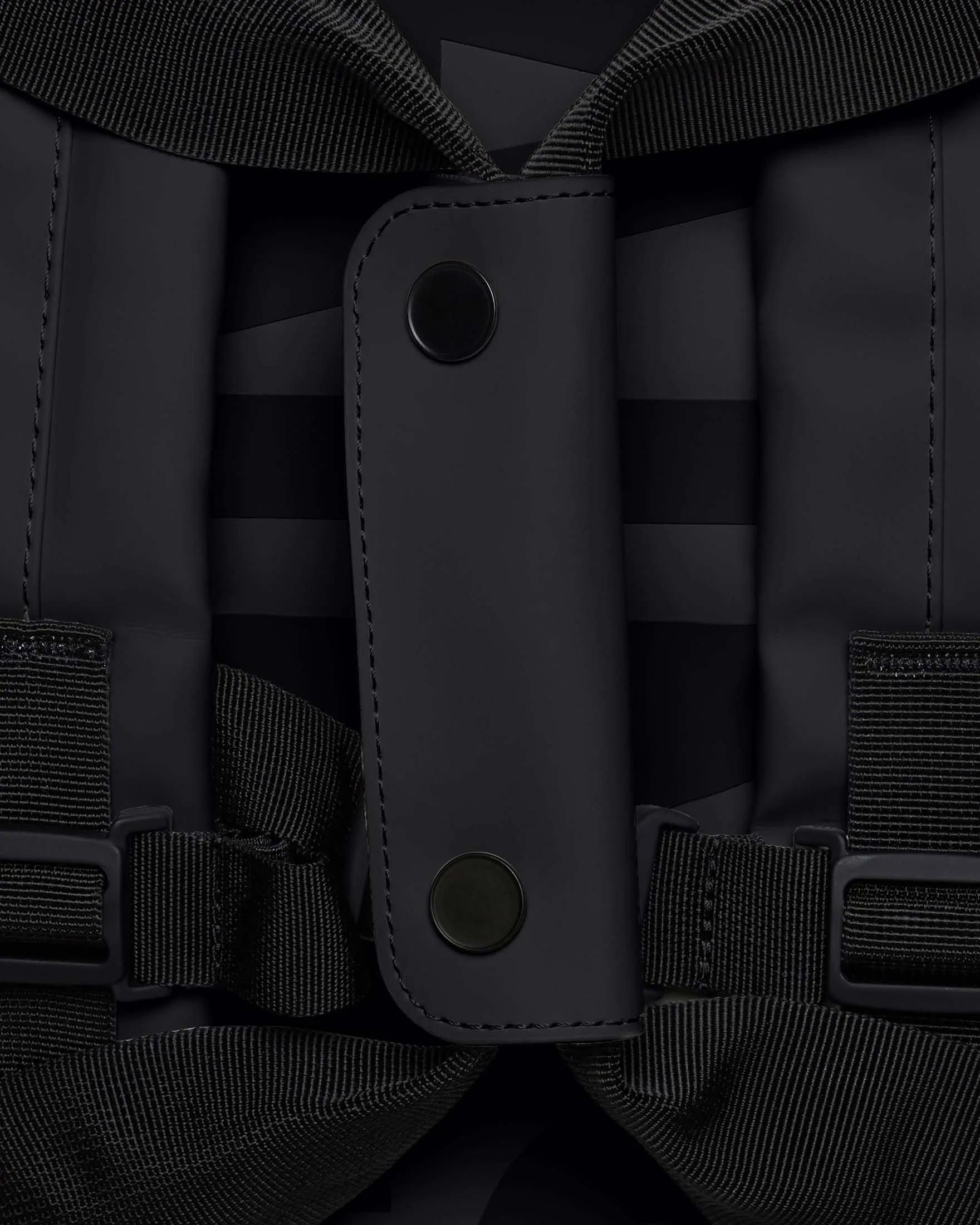 Borsone da viaggio Duffel Bag nero in tessuto tecnico impermeabile effetto gommato