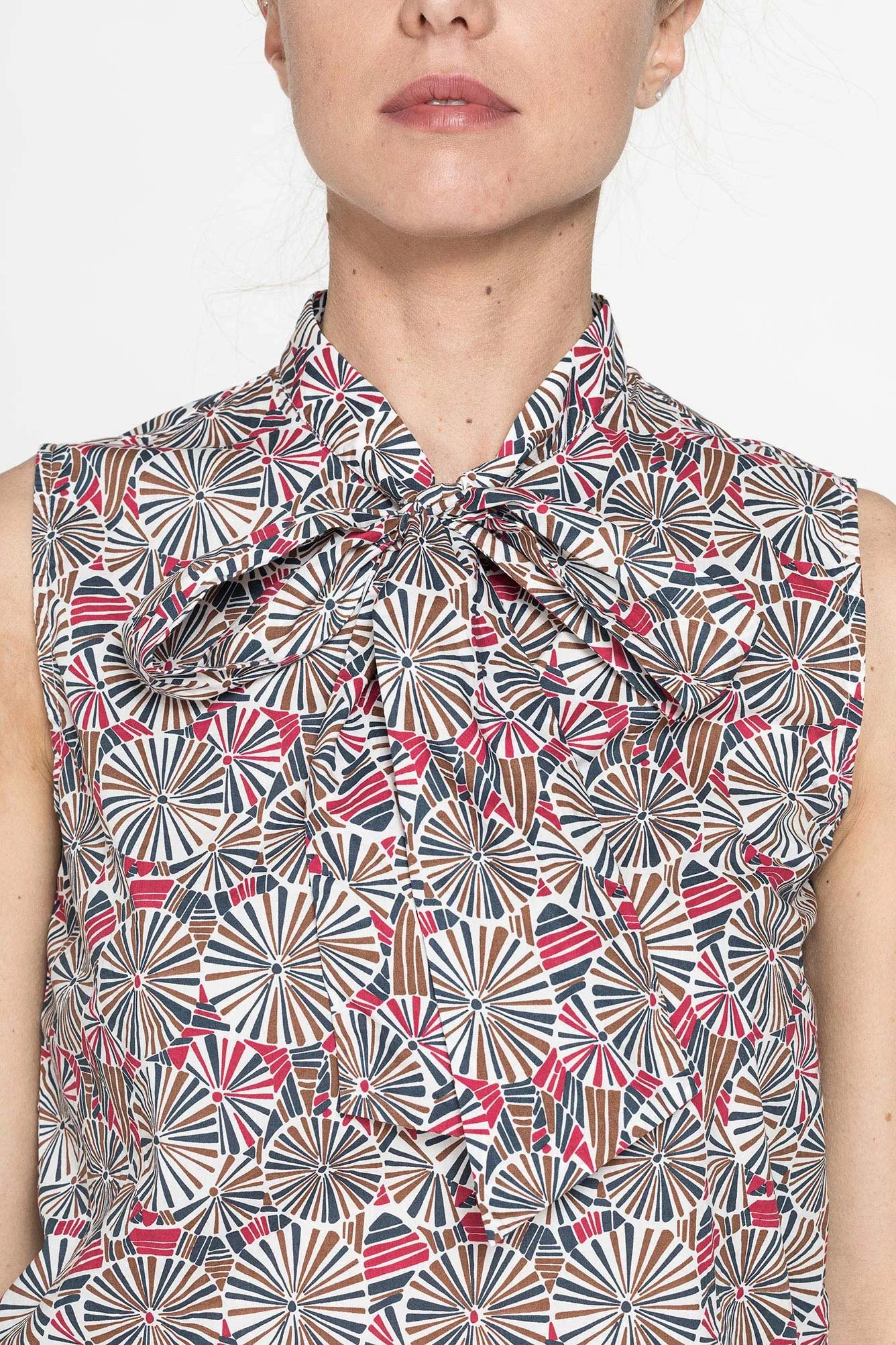 Carrera  ---------    ------------Blusa smanicata con fiocco - Rosa