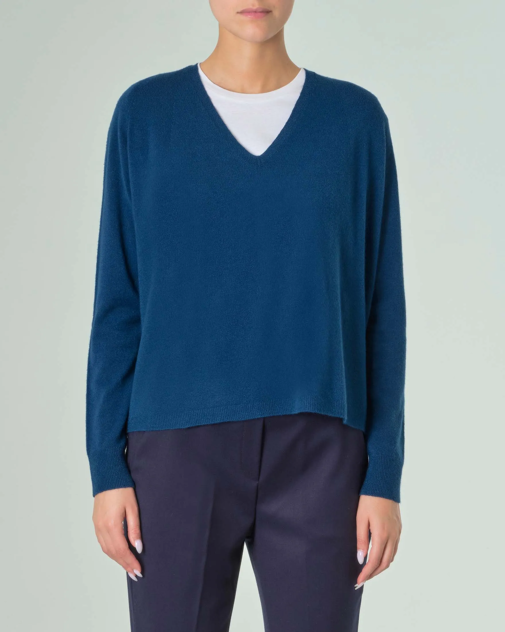 Maglia cropped color ottanio in misto viscosa dalla linea ampia con scollo a V