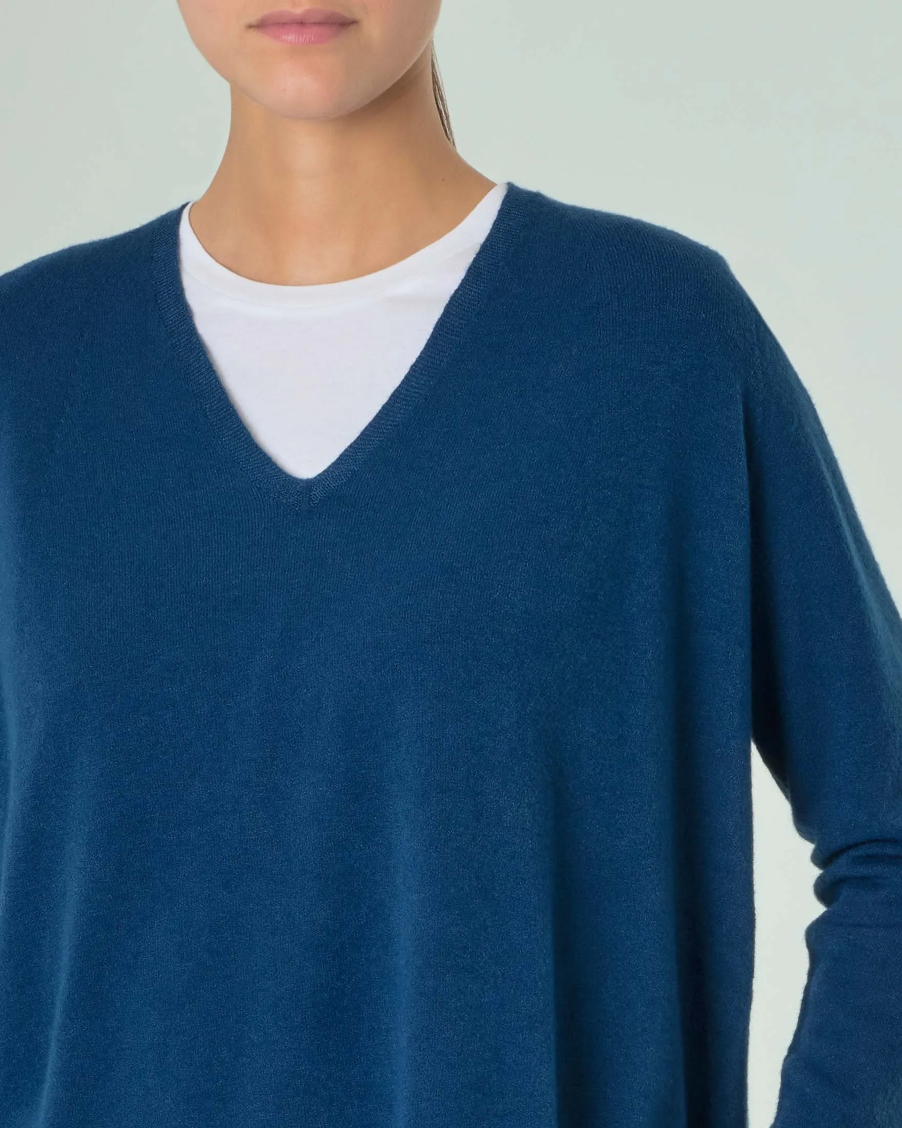 Maglia cropped color ottanio in misto viscosa dalla linea ampia con scollo a V