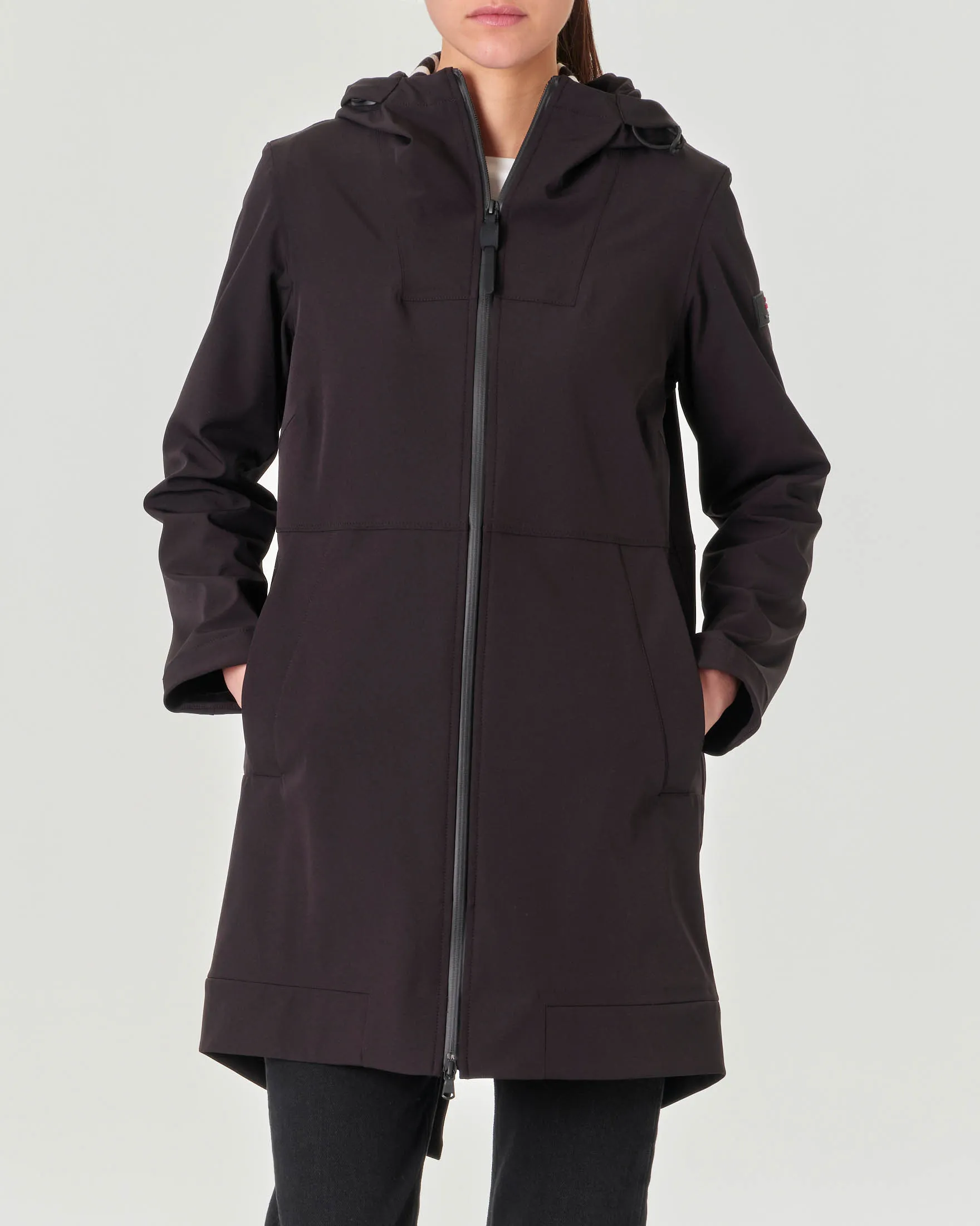 Parka nero in nylon stretch accoppiato con cappuccio e fondo a coda di rondine