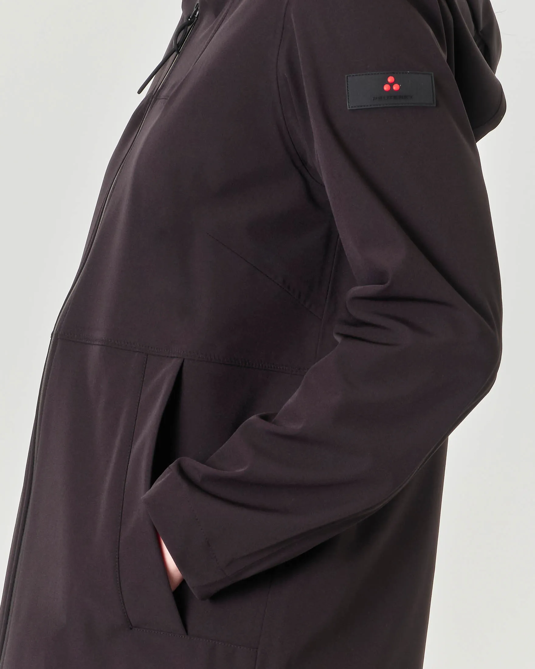 Parka nero in nylon stretch accoppiato con cappuccio e fondo a coda di rondine