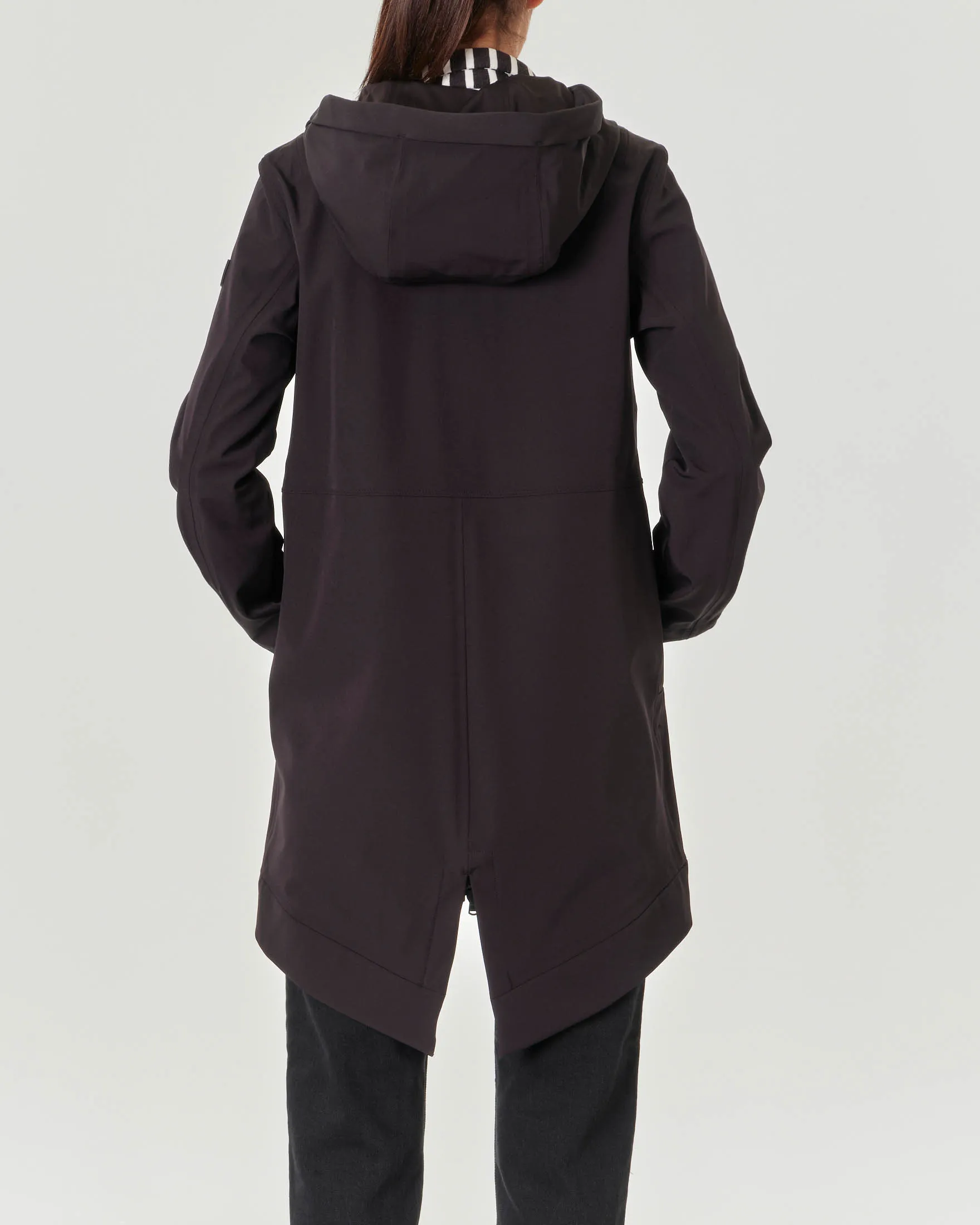 Parka nero in nylon stretch accoppiato con cappuccio e fondo a coda di rondine